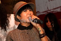 Poppy ikut bernyanyi di acara perilisan album band Slank di KFC, Kemang, Jakarta Selatan, Selasa (17/4/2012). Gus Mun/detikcom.