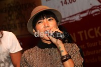 Poppy pun berkolaborasi dengan Slank di atas panggung. Gus Mun/detikcom.