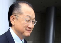 Tidak seperti Presiden Bank Dunia sebelummnya, Kim bukanlah seorang politikus, bankir, atau diplomat. Kim merupakan seorang ahli medis terlatih dan antropolog yang telah bekerja untuk membawa kesehatan kepada orang miskin di negara berkembang. REUTERS/Enrique Castro-Mendivil.