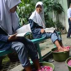 Rendaman Air Kembang Terapi Relaksasi di Sela-sela UN