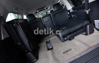 Untuk desain interior meskipun mobil ini identik dengan perjalanan yang keras (off road) namun desain kabin interiornya tetap mengedepankan kenyamanan berkendara dan tetap terlihat elegan tampil dengan luxury look dengan menggunakan high technology system.
