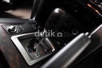 Mobil yang dilengkapi dengan JBL Synthesis audio system dengan 14 speaker serta 9-inch monitor display tersebut bertransmisi otomatis.