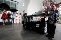 Presdir PT Toyota-Astra Motor Johnny Darmawan saat memperkenalkan Toyota Land Cruiser 200 di Menteng, Jakarta.