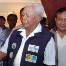 Pelayat dan Bunga Duka Penuhi Rumah Sudomo