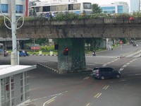 Foto diambil di kawasan Senen Jakarta. Padahal lampu lalu lintas semua sedang berwarna merah.