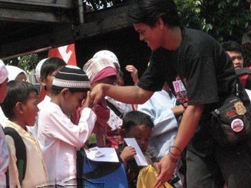 Citra Turun Akibat Geng Motor, Bikers Semarang Bagi-bagi Nasi Bungkus