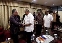 Alex Noerdin dan Nono Sampono menyalami Din Syamsuddin saat tiba di PP Muhammadiyah, Jakarta.