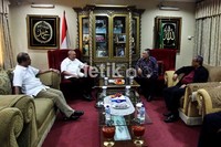 Kedatangan pasangan bakal calon Gubernur dan Wakil Gubernur DKI Jakarta tersebut untuk bersilaturahmi dengan Ketua PP Muhammadiyah Din Syamsuddin.