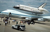 Pesawat ulang alik ini takkan terbang sendiri, tetapi di atas pesawat Boeing 747 Shuttle Carrier Aircraft. Alex Wong/Getty Images.
