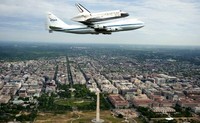 Penerbangan Discovery kali ini adalah yang terakhir kalinya. Penerbangan dilakukan dengan ketinggian rendah sehingga Discovery bisa dilihat warga. Robert Markowitz/NASA via Getty Images.