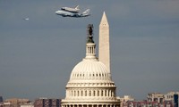 Discovery melintasi langit Washington. Rebecca Roth/NASA via Getty Images.