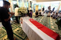 Jenazah Sudomo disemayamkan di rumah duka. Sudomo sejak Sabtu (14/4) menjalani perawatan di ICU RS Pondok Indah karena pendarahan di otak.