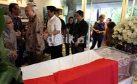 Puluhan pelayat mulai mendatangi rumah Sudomo untuk memberikan penghormatan terakhir.
