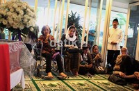 Keluarga almarhum tampak berduka.