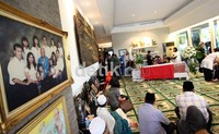 Para pelayat yang datang langsung melaksanakan salat jenazah. Adapula pengunjung lain yang meneruskan dengan membaca surat-surat Al-Quran.