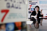 Psikolog, konsultan dan motivator Tessie Setiabudi mempresentasikan buku barunya soal cara menghadapi masa pensiun di Gramedia Grand Indonesia, Selasa (17/4). Langkah pertama yakni mempersiapkan masa pensiun dengan baik lewat evaluasi psikologis, jatidiri maupun perenungan spiritual.