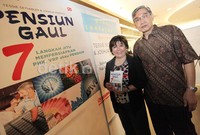 Tessie Setiabudi bersama Joshua Maruta. Tessie meraih gelar psikolog di AS dan MBA dalam bidang Training and Development di Inggris. Saat ini ia tinggal di Singapura dan menjadi konsultan perusahaan-perusahaan nasional dan multinasional.