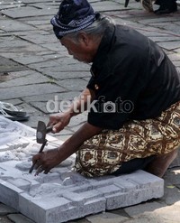 Salah satu pemahat patung dari batu andesit sampai saat ini masih ditekuni oleh warga Magelang terutama yang tinggal di sekitar Candi Borobudur.