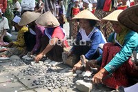 Kaum perempuan yang berada di dekat Kali Progo, Elo dan pabelan di kawasan Borobudur banyak yang menjadi buruh pemecah batu.