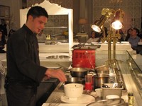 Executive Chef Orient8, Florian Lamelot, mempraktikkan keahliannya memasak bahan-bahan dari Asia menjadi hidangan mewah bergaya Perancis.