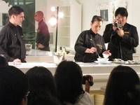 Saat mengolah hidangan fusion Thailand, Chef Florian dibantu oleh Chef Waraporn. Dengan cekatan, wanita asli Thailand ini menciptakan hidangan yang lezat dan bernutrisi.