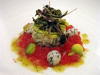 Inilah Crab Salad with Quinoa, Dragon Fruit, and Watermelon Gelee. Appetizer ini tak hanya terlihat menggoda, tapi juga sehat dan lezat!