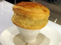 Wah, pastrynya menggembung seperti balon udara! Chicken Montgolfiere Chicken Soup in Puff Pastry Crust ini mirip zuppa soup dengan sup krim di bawahnya. Citarasa Asia membuat hidangan ini unik dan enak.