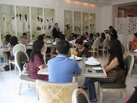 Philippe Saunier, Direktur Orient8 Restaurant, sedang memberikan ilmu tentang etiket menghadiri jamuan makan a la Perancis. Mulai dari ketepatan waktu hingga cara meletakkan sendok dan garpu setelah makan, diajarkan di sesi ini.