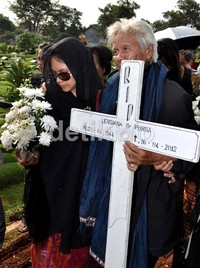 Ibunda Tere dimakamkan di TPU Tanah Kusir, Jakarta Selatan. (Jenas).