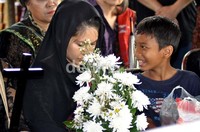 Tere pun dengan setia mendampingi sang ibunda hingga detik terakhirnya. (Jenas).