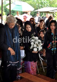 Jenazah ibunda pelantun Aku Patut Membenci Dia itu dimasukkan ke liang lahat.