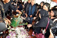 Tere dan para pelayat menaburkan bunga ke atas pusara Lersiana Purba.