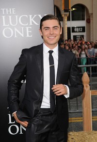 Zac terlihat sangat gagah dengan mengenakan jas hitam. Jason Merritt/Getty Images.