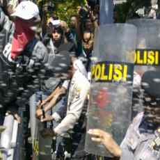 Unjuk Rasa Warga Lidah Kulon Diwarnai Lempar Garam ke Polisi
