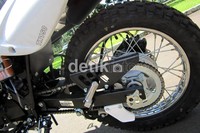 Motor ini menggunakan ban depan dengan ukuran 70/100/19, sedangkan ban belakang dengan ukuran 90/100/19.