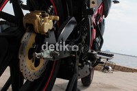 Minerva Sachs X-Road 150S juga dilengkapi dengan fitur-fitur khas sepeda motor sport street fighter, seperti Double Disc Brake, Monoshock Absorber, Tubeless Bigger Tyre dan Split Seat. Tampilannya semakin memukau dengan Digital Speedometer dan Metal Cover Trellis Frame.
