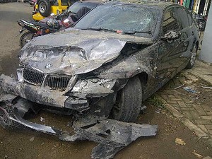 Wanita Bertato Bunga Pengemudi BMW Klaim Saudara Mantan Kapolri BHD