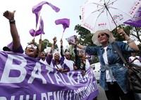 Massa dari 22 partai tersebut berorasi di depan gedung Mahkamah Konstitusi, Jl Medan Merdeka, Jakarta.