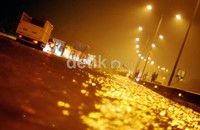 Hujan deras di kawasan Tangerang membuat ruas Tol BSD di KM 8 banjir.