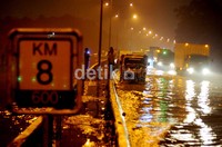 Banjir disebabkan oleh meluapnya sungai yang ada di dekat tol tersebut.