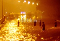 Banjir di Tol BSD di KM 8 tersebut cukup dalam sehingga ada kendaraan yang terjebak.