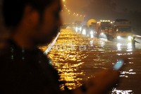 Sejumlah kendaraan mencoba untuk menerobos banjir.