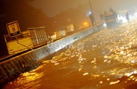 Banjir ini mengakibatkan kemacetan panjang di ruas tol tersebut.