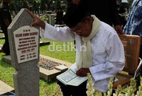 Habibie dengan khusyuk membaca Yasin di pusara istrinya Hasri Ainun Habibie.