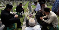 Habibie berdoa di makam istrinya, usai menghadiri pemakaman Sudomo.