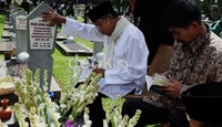 Habibie turut didampingi mantan Menpen Yunus Yosfiah.