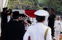 Jenazah Sudomo dimasukan ke liang lahat.