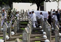 Jenazah almarhum Laksamana TNI (purn) Sudomo dibawa oleh pasukan Angkatan Laut, dengan menggunakan keranda dorong menuju pemakaman.