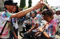 Selain berkonvoi, para siswa juga melakukan aksi corat-coret seragam dengan menggunakan cat semprot.