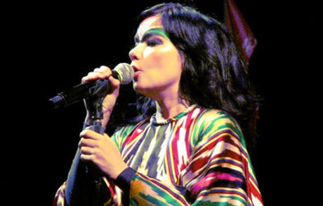 Pita Suara Bintilan, Bjork Batal Konser di Argentina